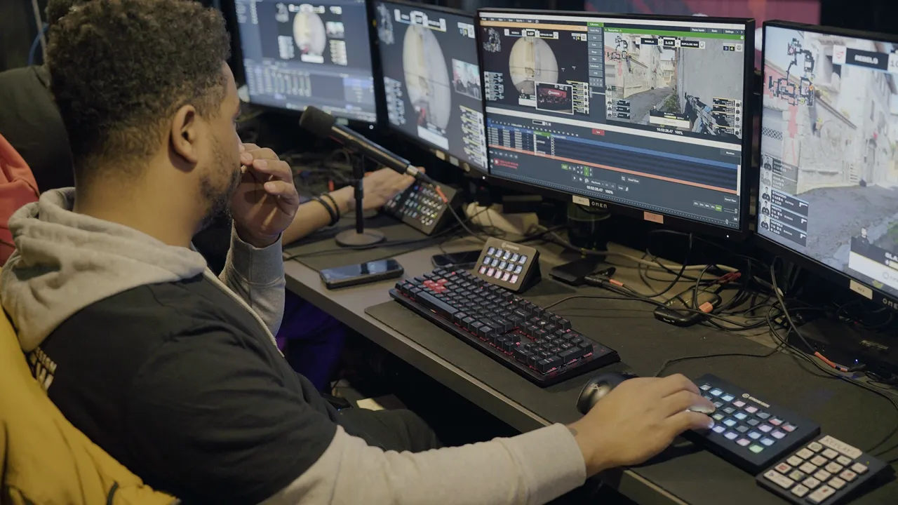 Posto de operação de replay com quatro monitores durante uma emissão