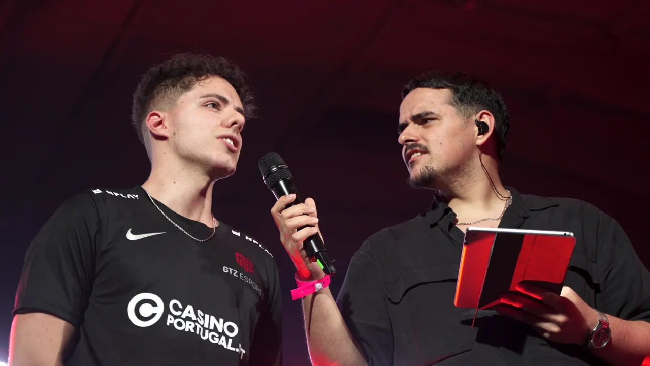 Entrevista em palco a um jogador de esports durante a emissão